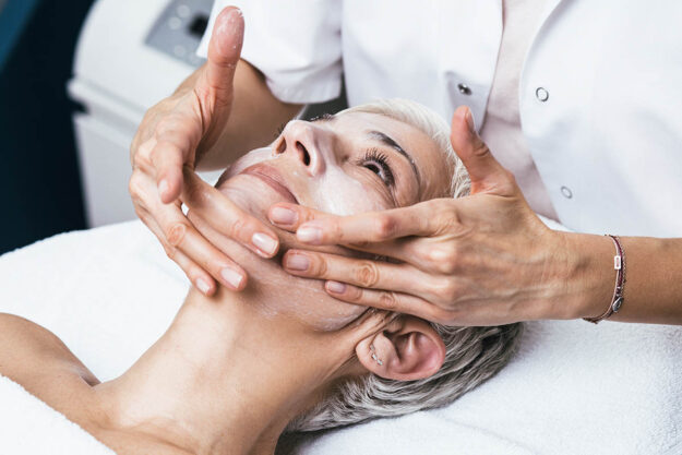 Woman lays down at spa and receives chemical peeling after asking "how long does chemical peeling last?"